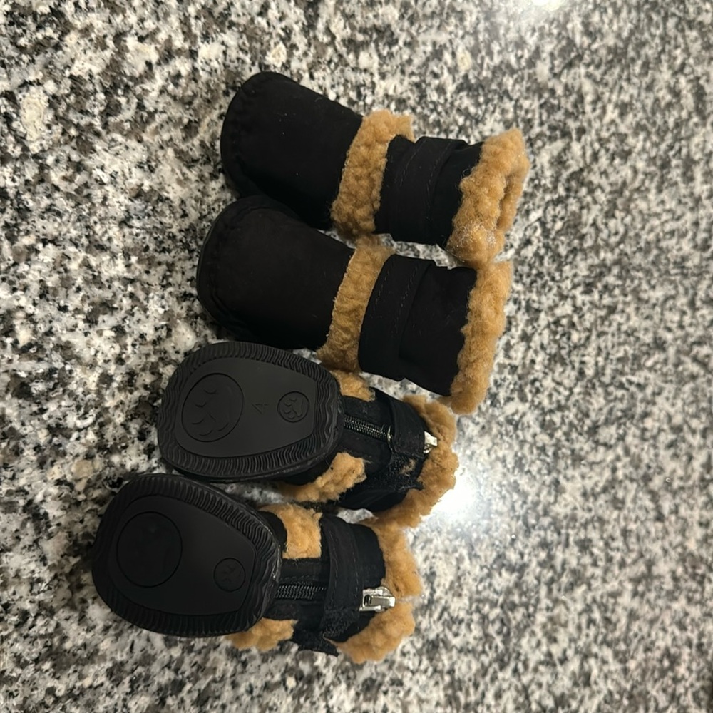 Shearling Duggz Dog Shoes , 4 count .  too small for my 16 lb cavapoo.